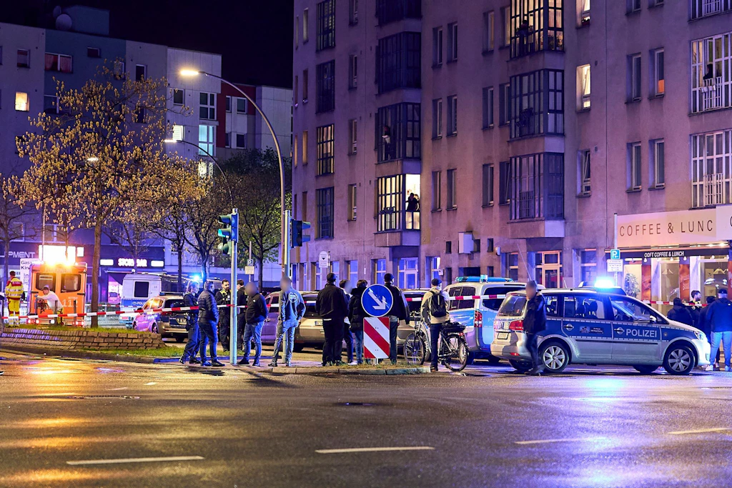 Einsatzkräfte der Polizei riegeln die Reinickendorfer Straße an der Ecke Pankstraße weiträumig ab. 