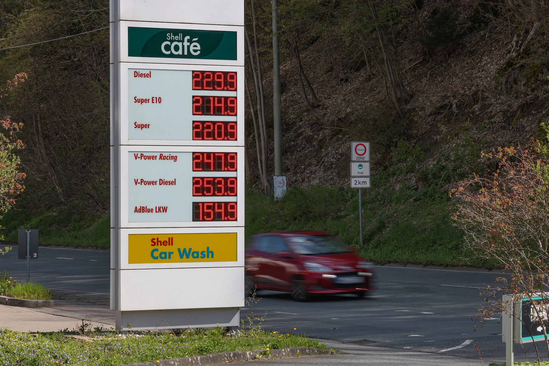 Der IWF sieht Maßnahmen wie Tankrabatte kritisch.