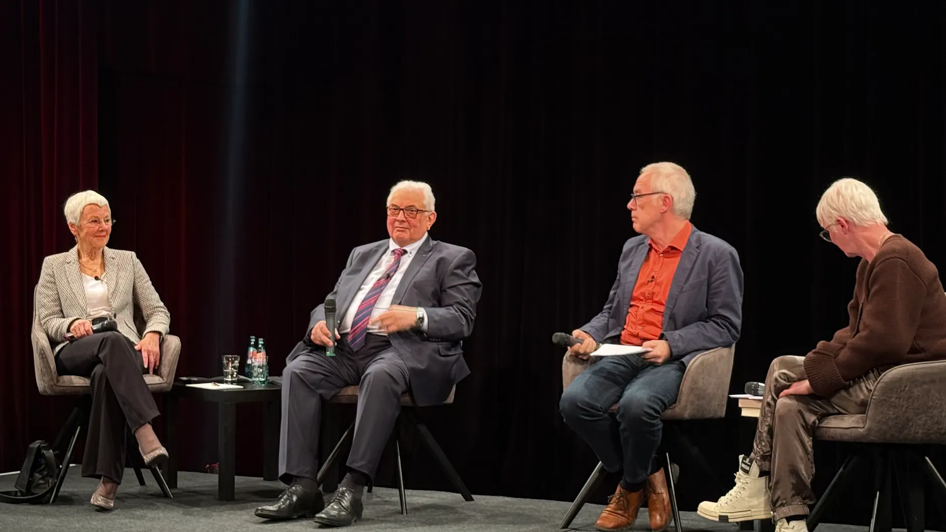 Gabriele Krone-Schmalz, Sergej Netschajew, Moderator Tilo Gräser und Petra Erler diskutieren im Theater OST über das Thema "Verständigung zwischen Ost und West – Mehr Diplomatie wagen".