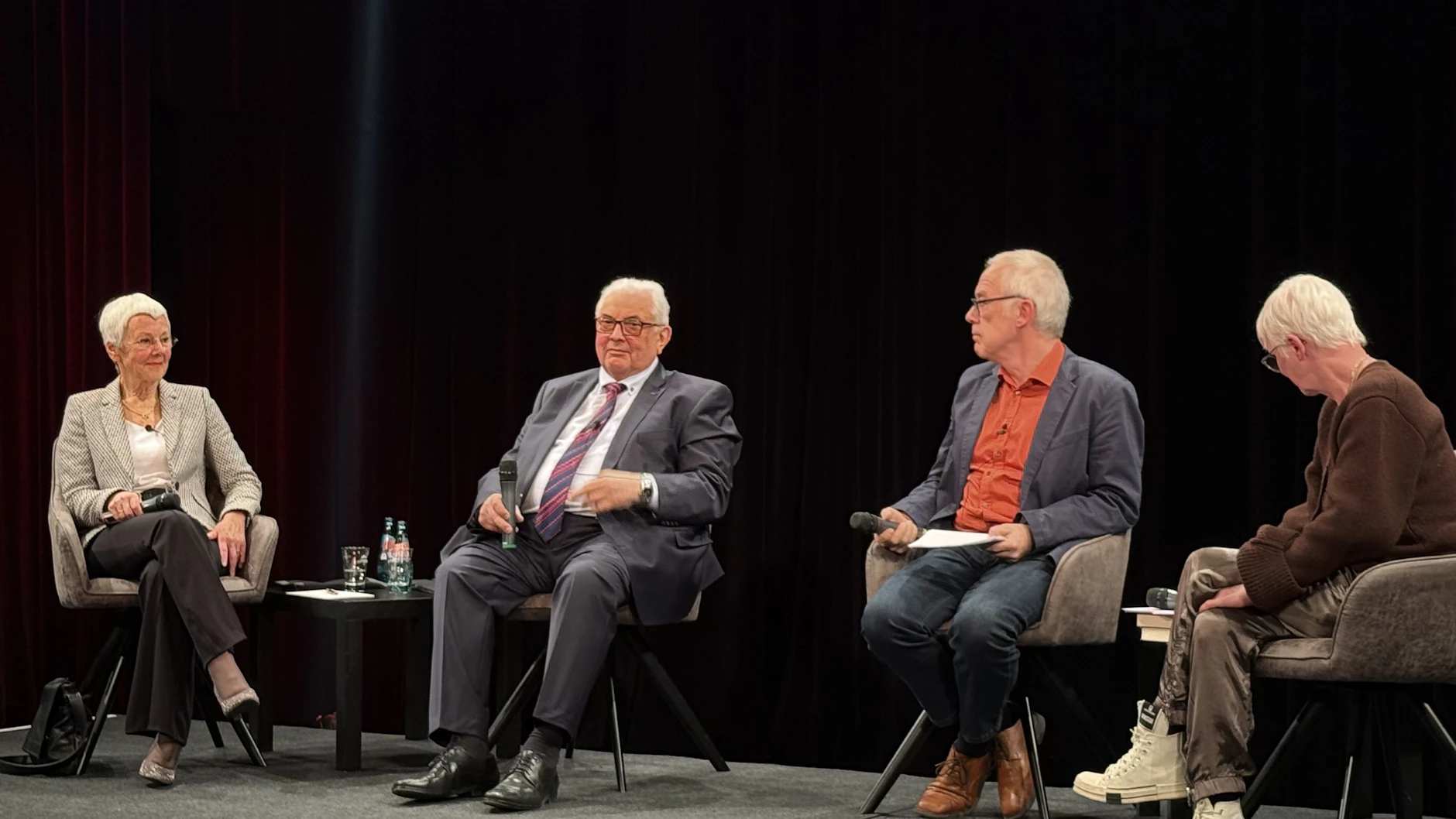 Gabriele Krone-Schmalz, Sergej Netschajew, Moderator Tilo Gräser und Petra Erler diskutieren im Theater OST über das Thema "Verständigung zwischen Ost und West – Mehr Diplomatie wagen".