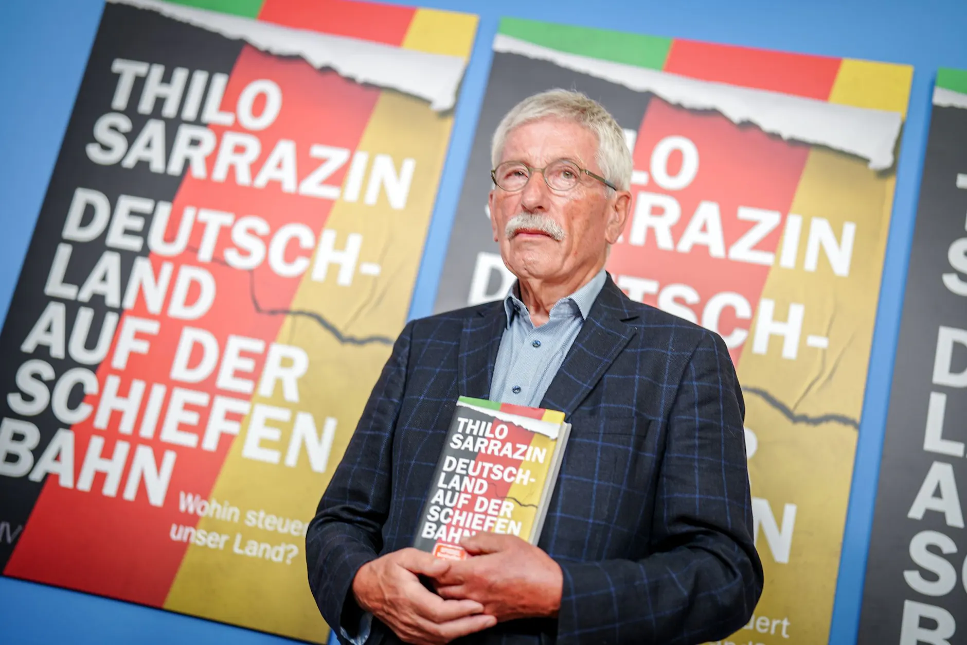 Thilo Sarrazin stellt 2024 sein Buch "Deutschland auf der schiefen Bahn. Wohin steuert unser Land?“ vor.