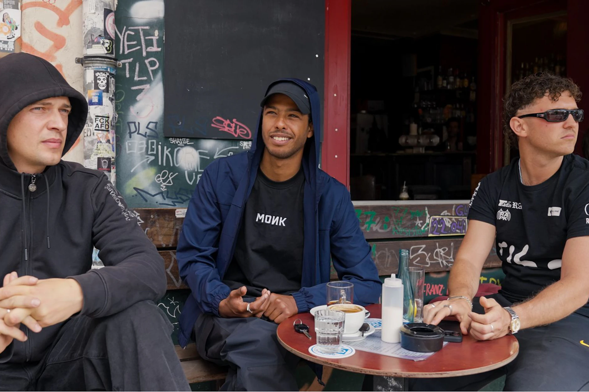 Gustav, Tariq und Victor (v.l.n.r.) sind zusammen RapK: Szene aus „Scherbenland“
