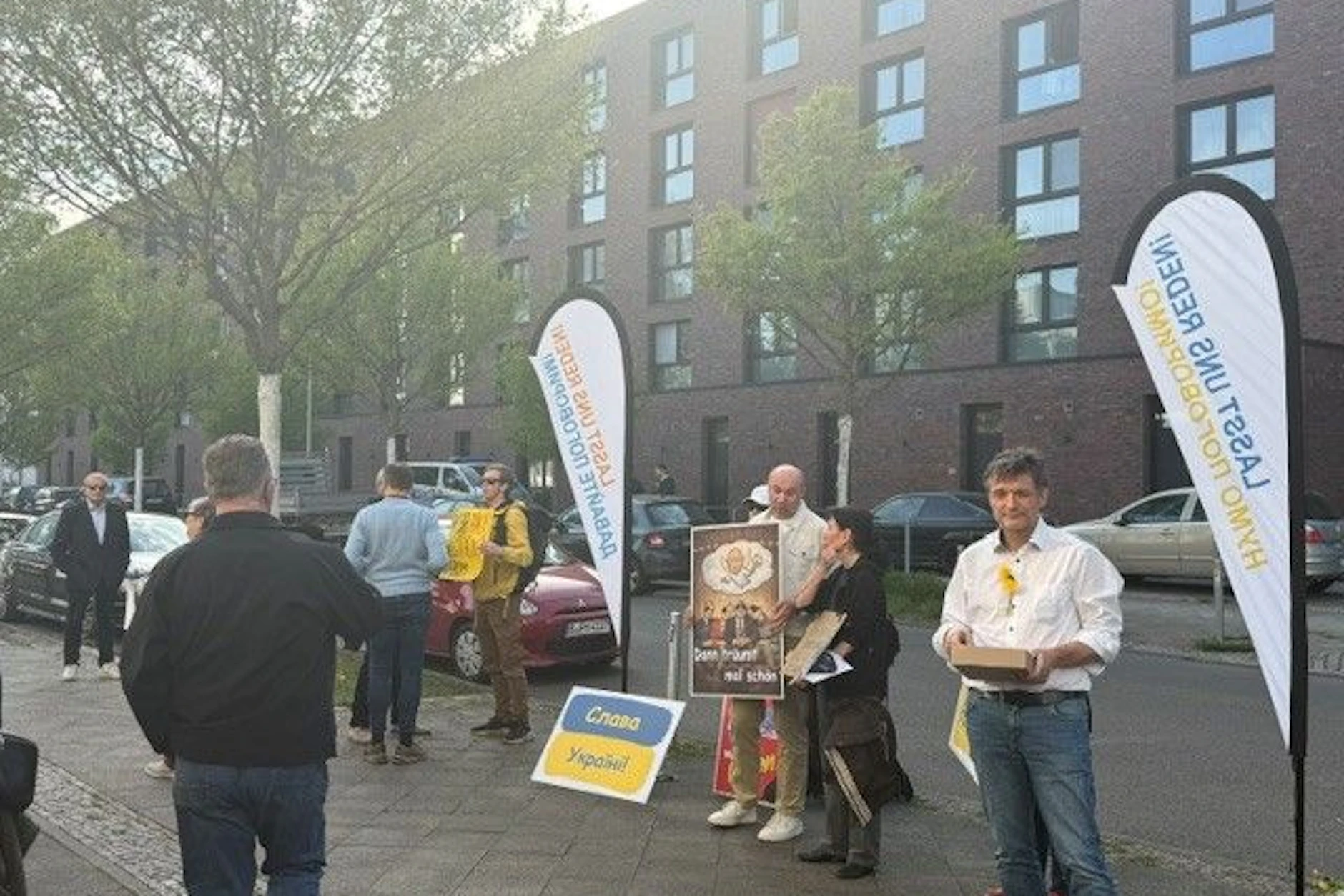 Eine Kundgebung kritisierte den Auftritt des russischen Botschafters und bekundete Solidarität mit der Ukraine.