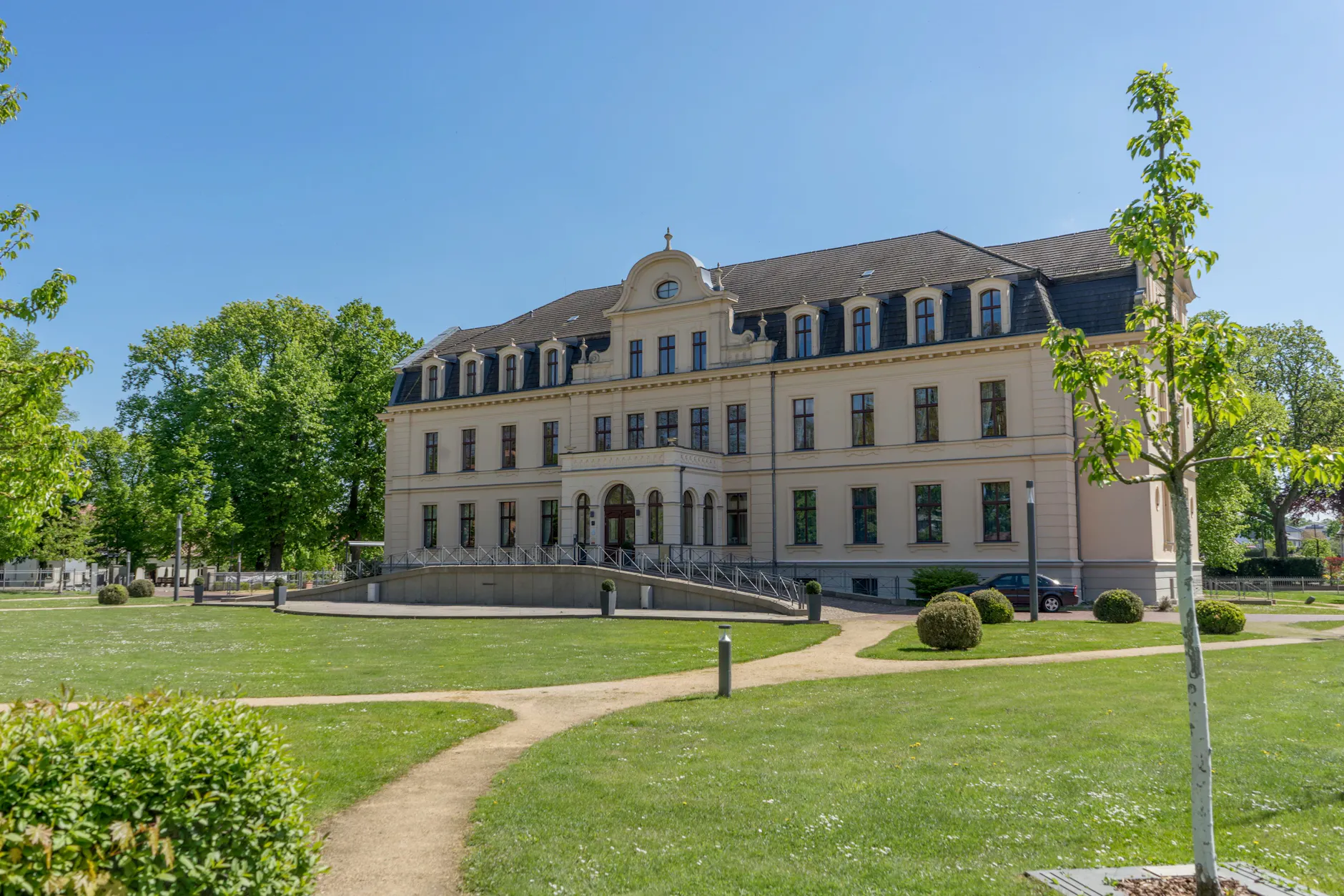 Nach einem mehrere Millionen Euro teuren Umbau: Das Schloss Ribbeck im Havelland ist heute ein Ort für Veranstaltungen.