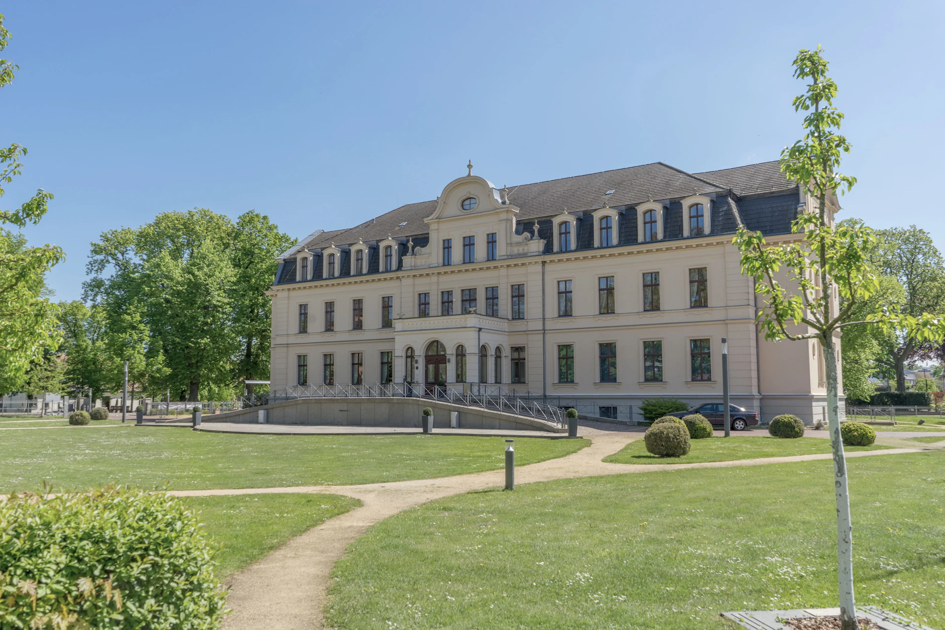 Nach einem mehrere Millionen Euro teuren Umbau: Das Schloss Ribbeck im Havelland ist heute ein Ort für Veranstaltungen.