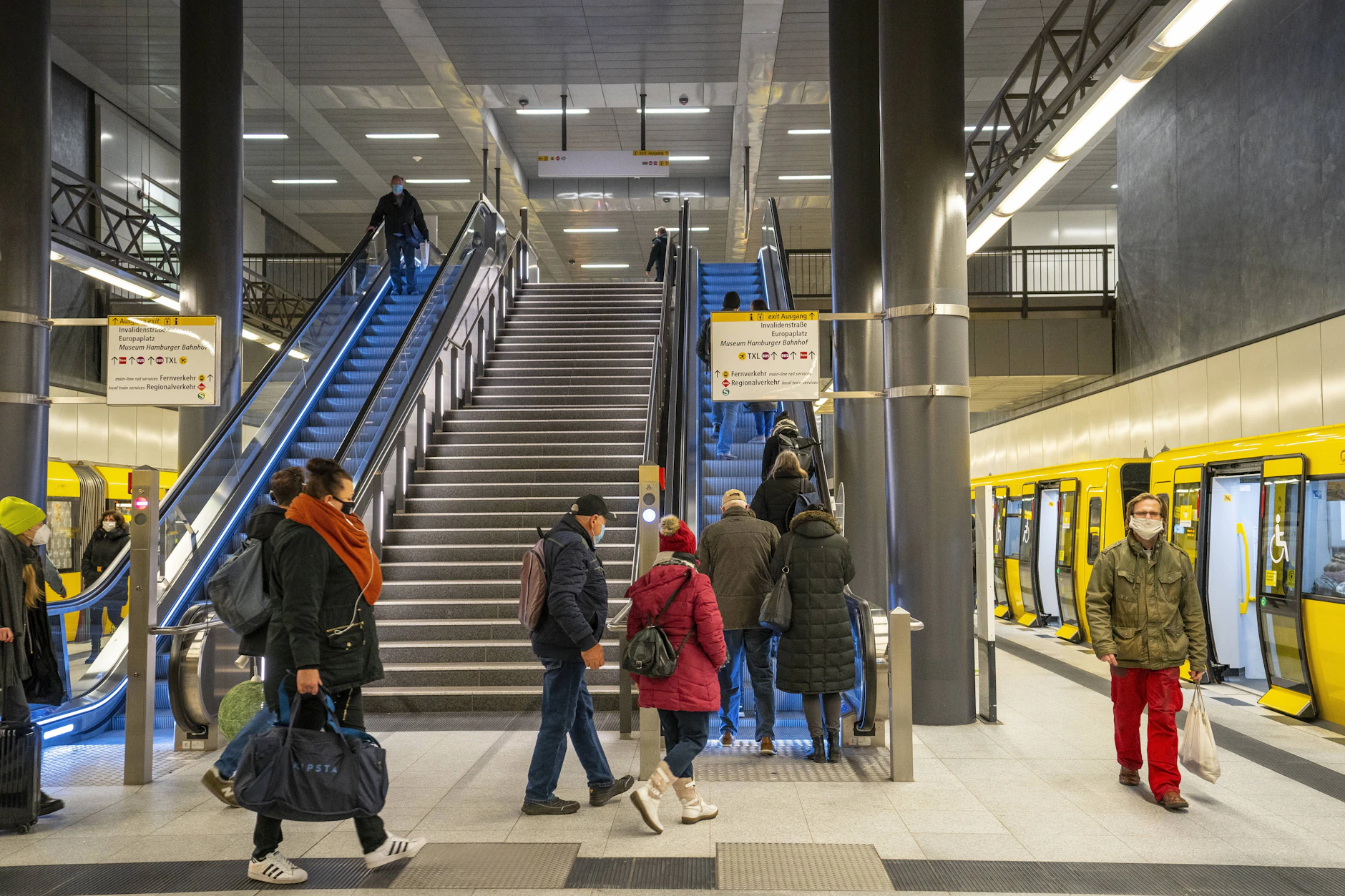 Die BVG hat mit Rolltreppen wie hier am U-Bahnhof Hauptbahnhof seltener Probleme als die Bahn.