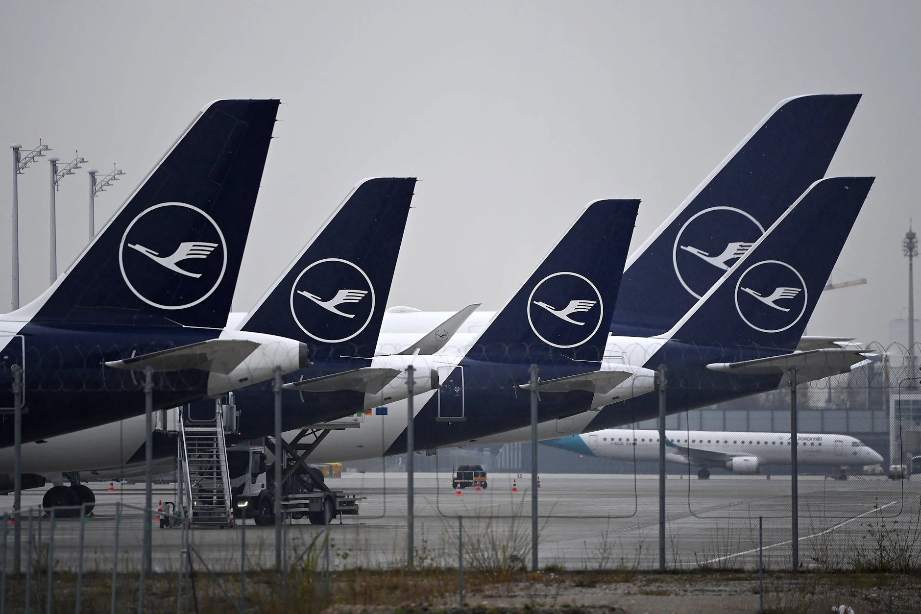 Die Airlines haben bereits erste Maßnahmen ergriffen und wollen einige Flugzeuge am Boden lassen.