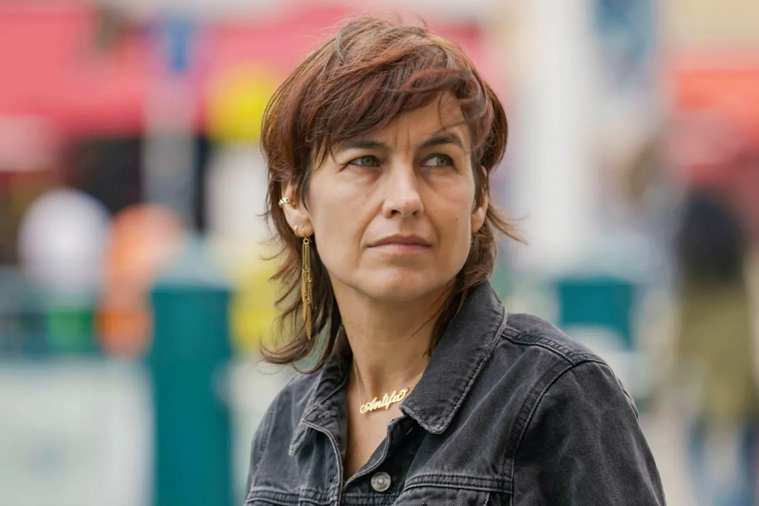 Maike Rosa Vogel mit goldener Antifa-Kette: Szene aus dem Dokfilm „Scherbenland“