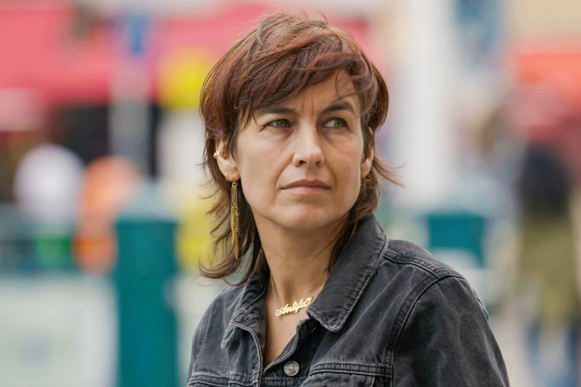 Maike Rosa Vogel mit goldener Antifa-Kette: Szene aus dem Dokfilm „Scherbenland“