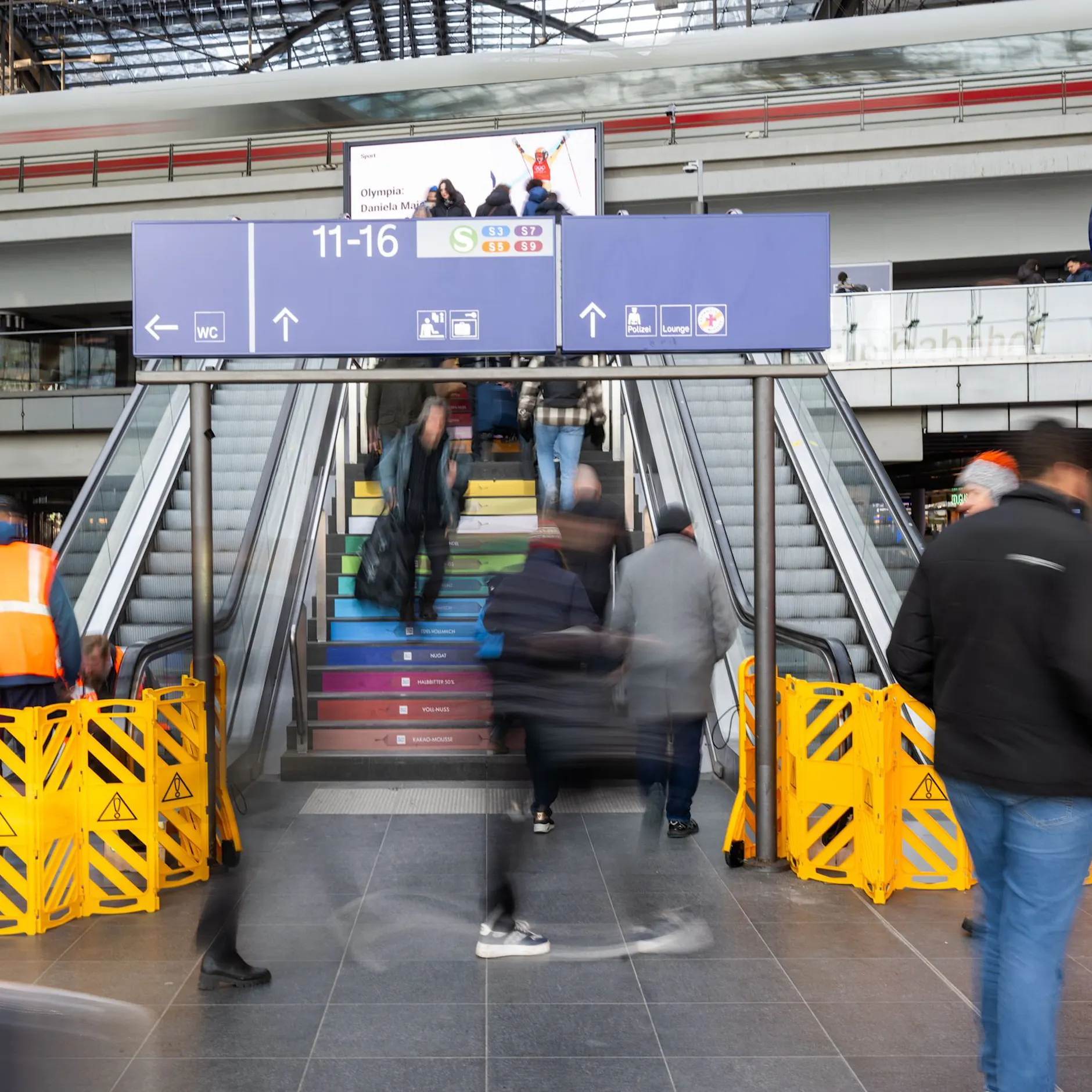 Rolltreppen-Desaster bei der Bahn! BVG zeigt, wie es besser geht