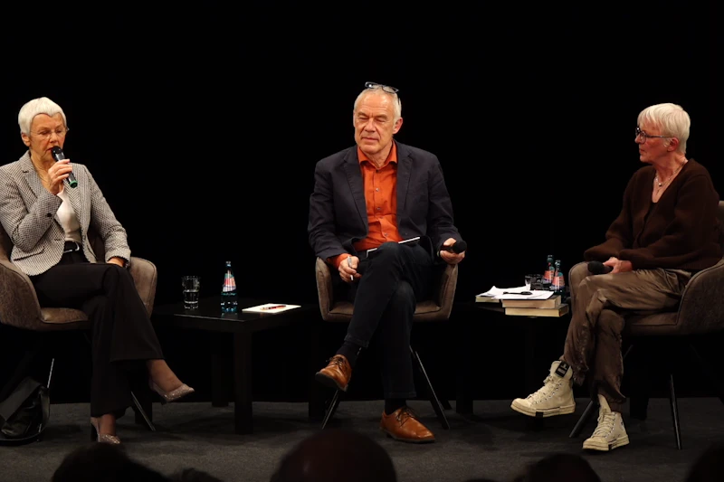 Krone-Schmalz und Erler im Theater OST: Scharfe Thesen zu Krieg und Medien