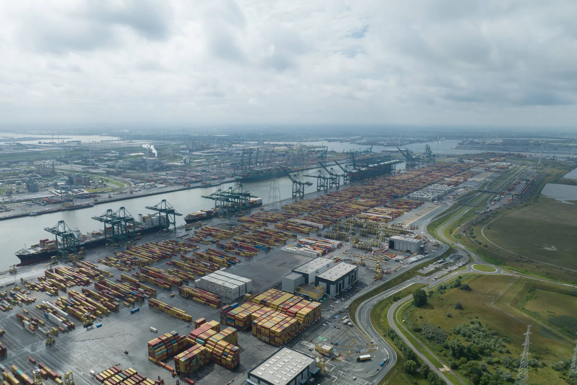 Blick auf ein Containerterminal im Hafen von Antwerpen