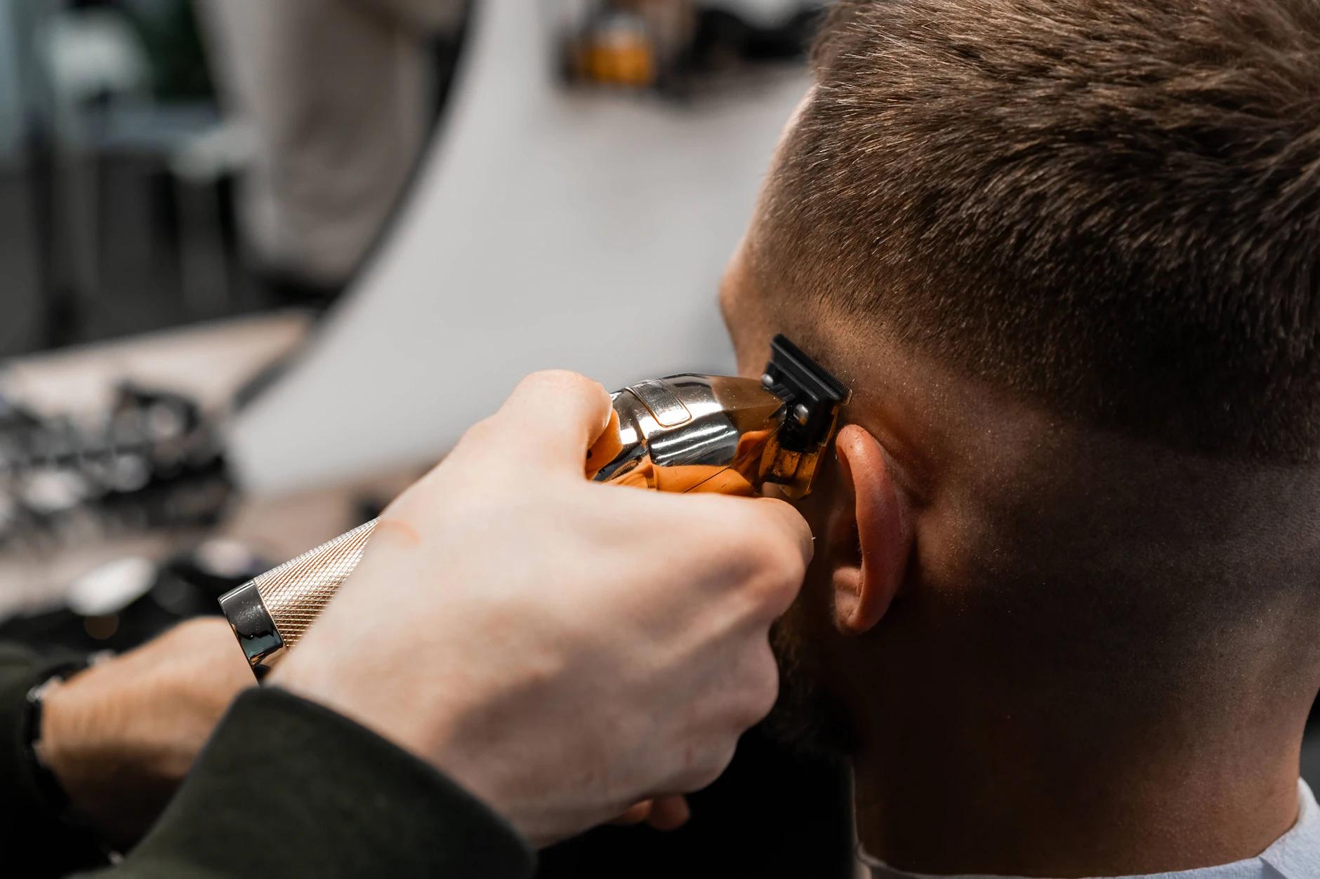 Der Edgar Cut ist eine Variante des Topfschnitts, bei dem die vordere Haarlinie akkurat in einer geraden Linie geschnitten wird.