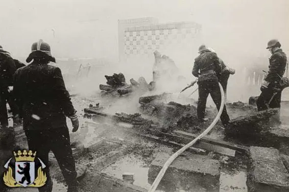 Löscharbeiten nach dem Absturz 1966 am Stößensee