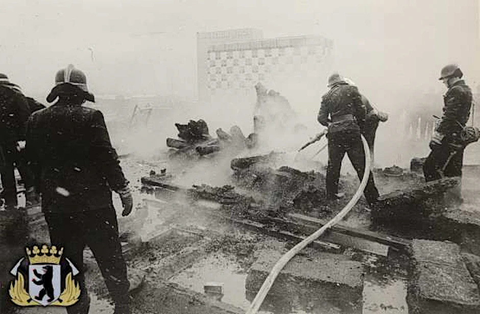 Löscharbeiten nach dem Absturz 1966 am Stößensee