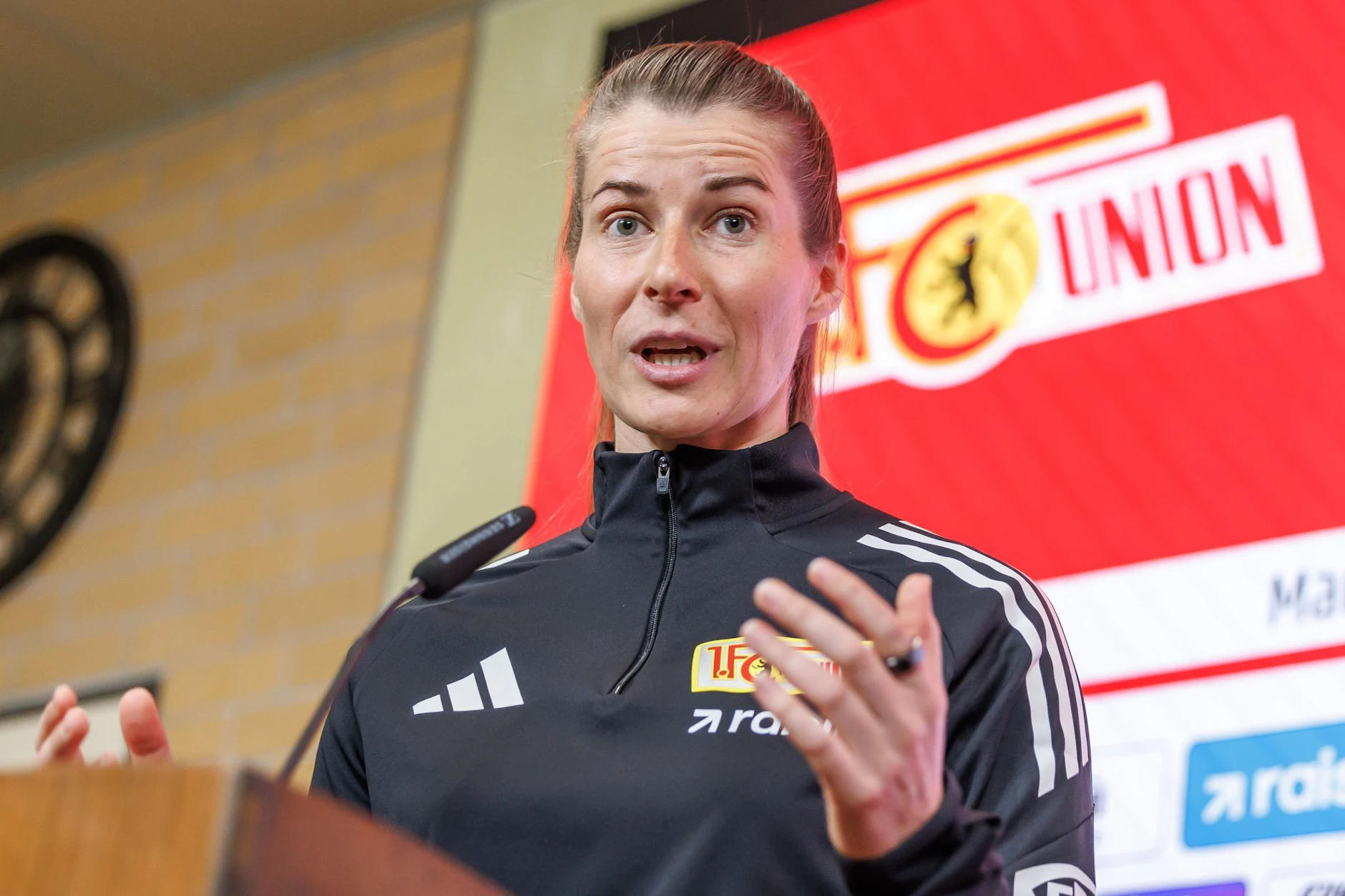 Max Kruse wünscht Union Berlin und Trainerin Marie-Louise Eta viel Erfolg.