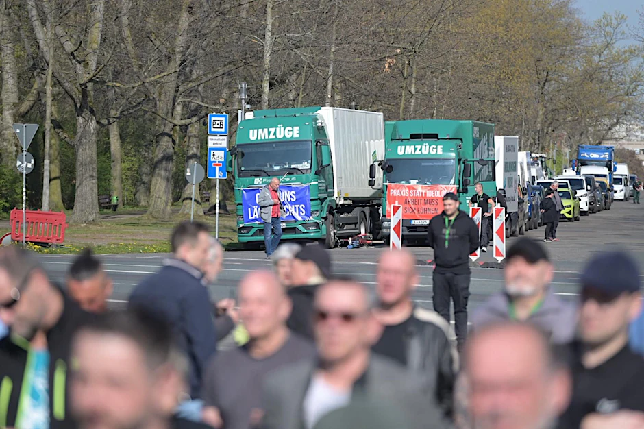 Fuhrunternehmer und Handwerker versammelten sich in Leipzig, um gegen die gestiegenen Preise zu protestieren.