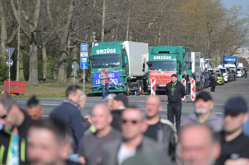 Wut über gestiegene Preise: Brummi-Fahrer protestieren in Leipzig