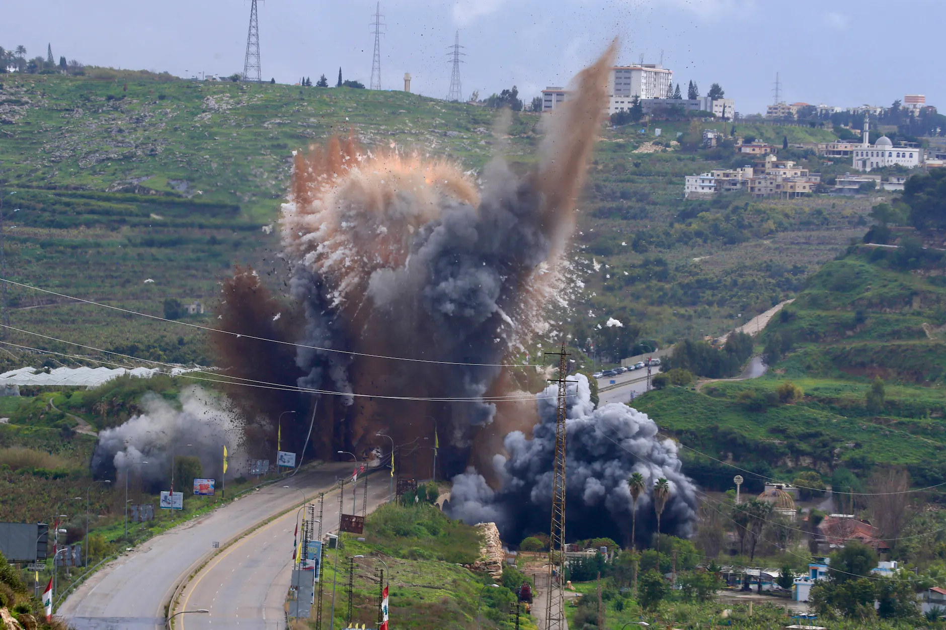 Dieses Foto vom 22. März 2026 zeigt eine Explosion während eines israelischen Luftangriffs auf eine Brücke über den Litani-Fluss in Qasmiyeh im Südlibanon.