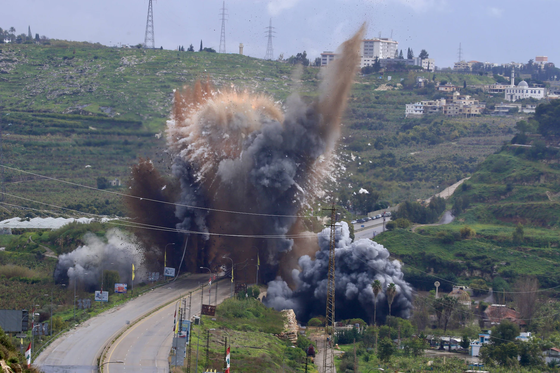 Dieses Foto vom 22. März 2026 zeigt eine Explosion während eines israelischen Luftangriffs auf eine Brücke über den Litani-Fluss in Qasmiyeh im Südlibanon.