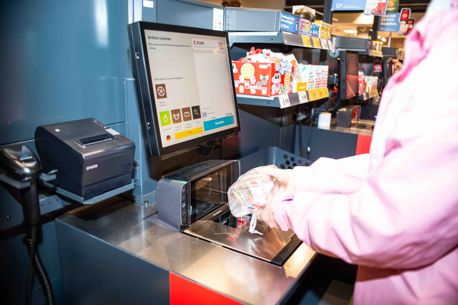 Immer mehr Supermärkte setzen auf SB-Kassen – doch steigender Diebstahl sorgt für neue Maßnahmen im Handel.