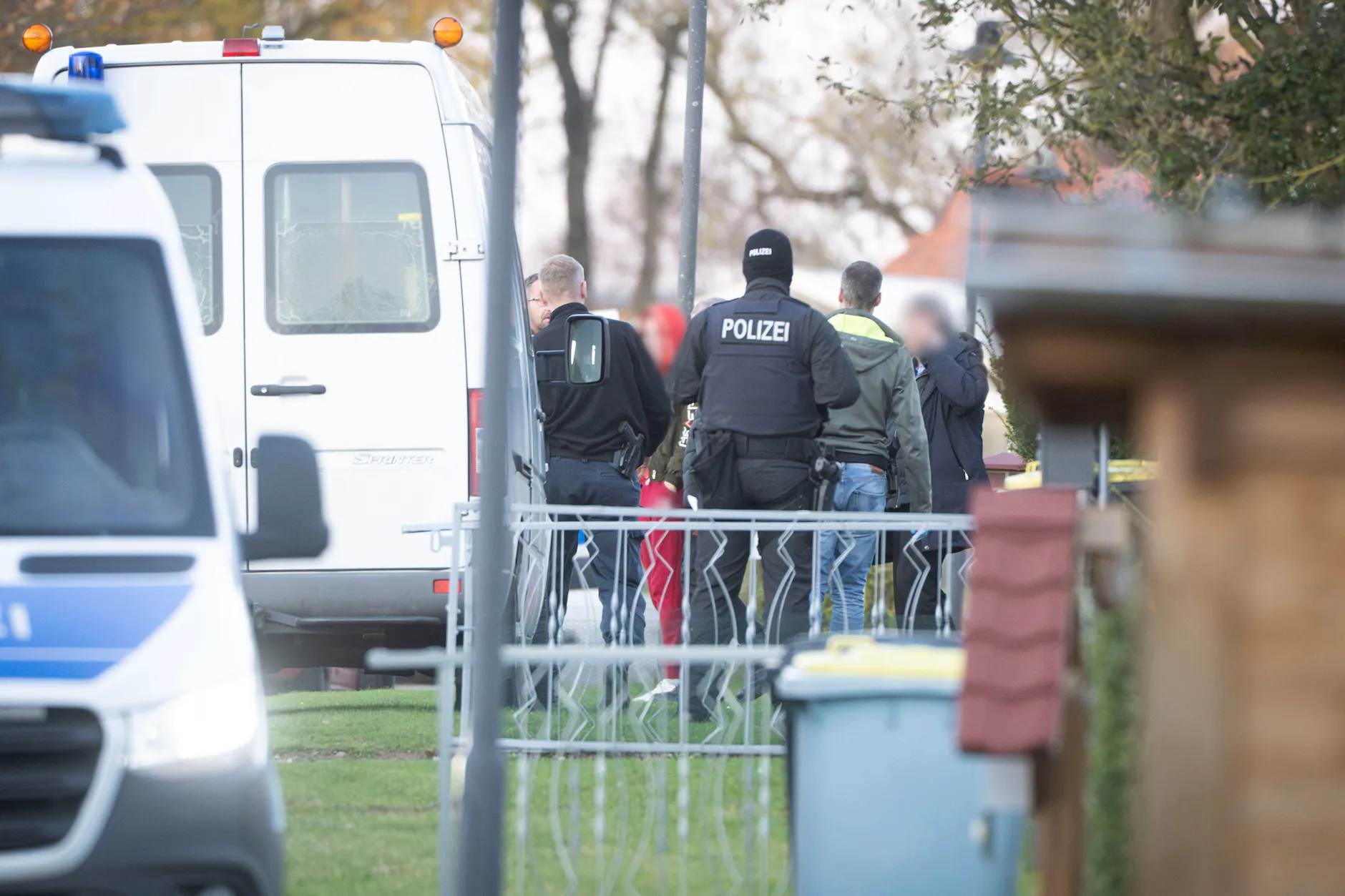 Für die tatverdächtige Frau, die seit dem 7. November in Untersuchungshaft sitzt, gilt bis zu einer Verurteilung die Unschuldsvermutung.