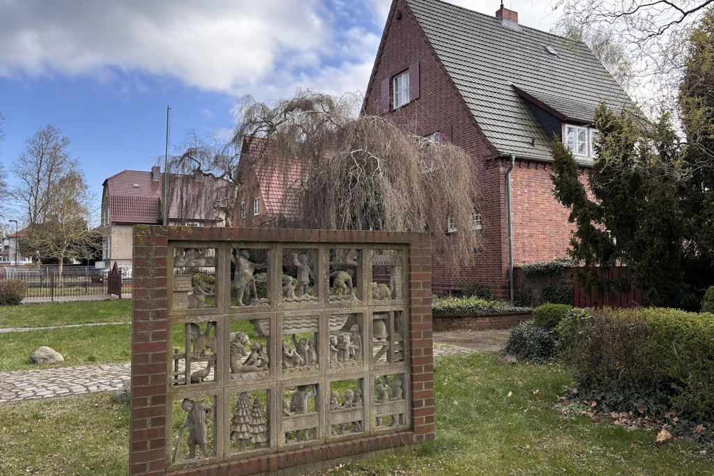 Ehm Welk-Haus mit Relief von Reinhard Schmidt im Vordergrund