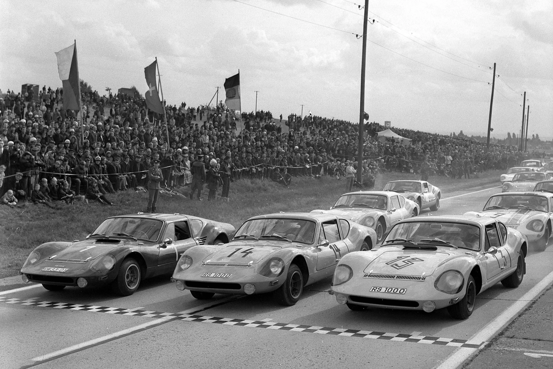 Vor einem Rennen auf der Dresdner Spinne im Jahr 1971 stehen die Rennwagen von Melkus bereit.