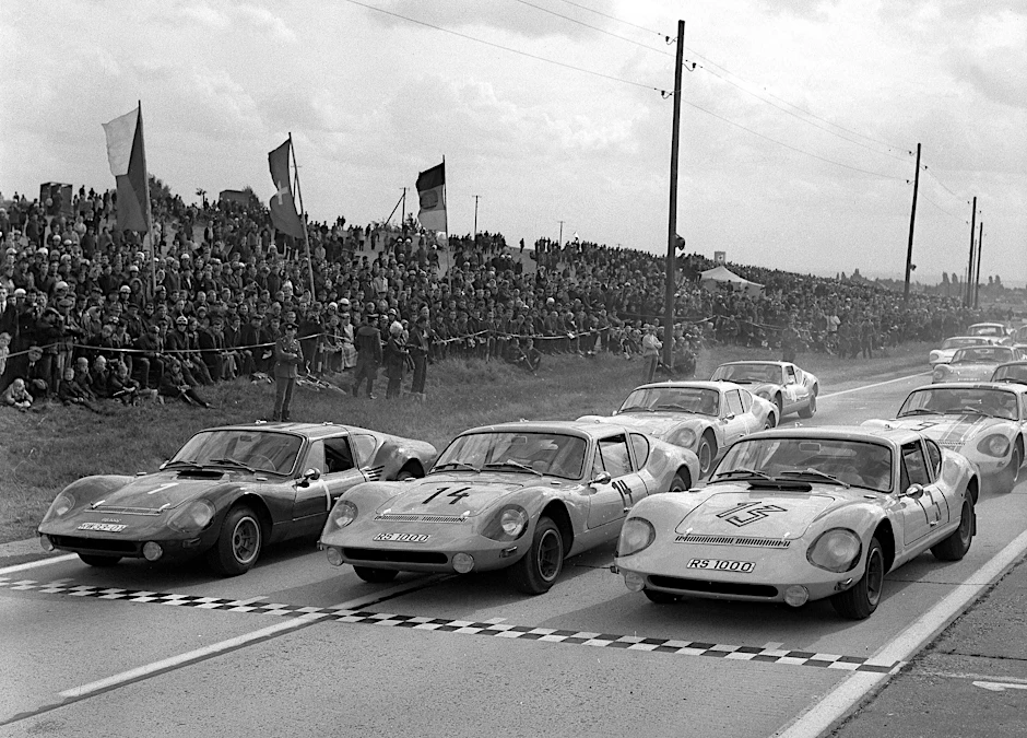 Vor einem Rennen auf der Dresdner Spinne im Jahr 1971 stehen die Rennwagen von Melkus bereit.