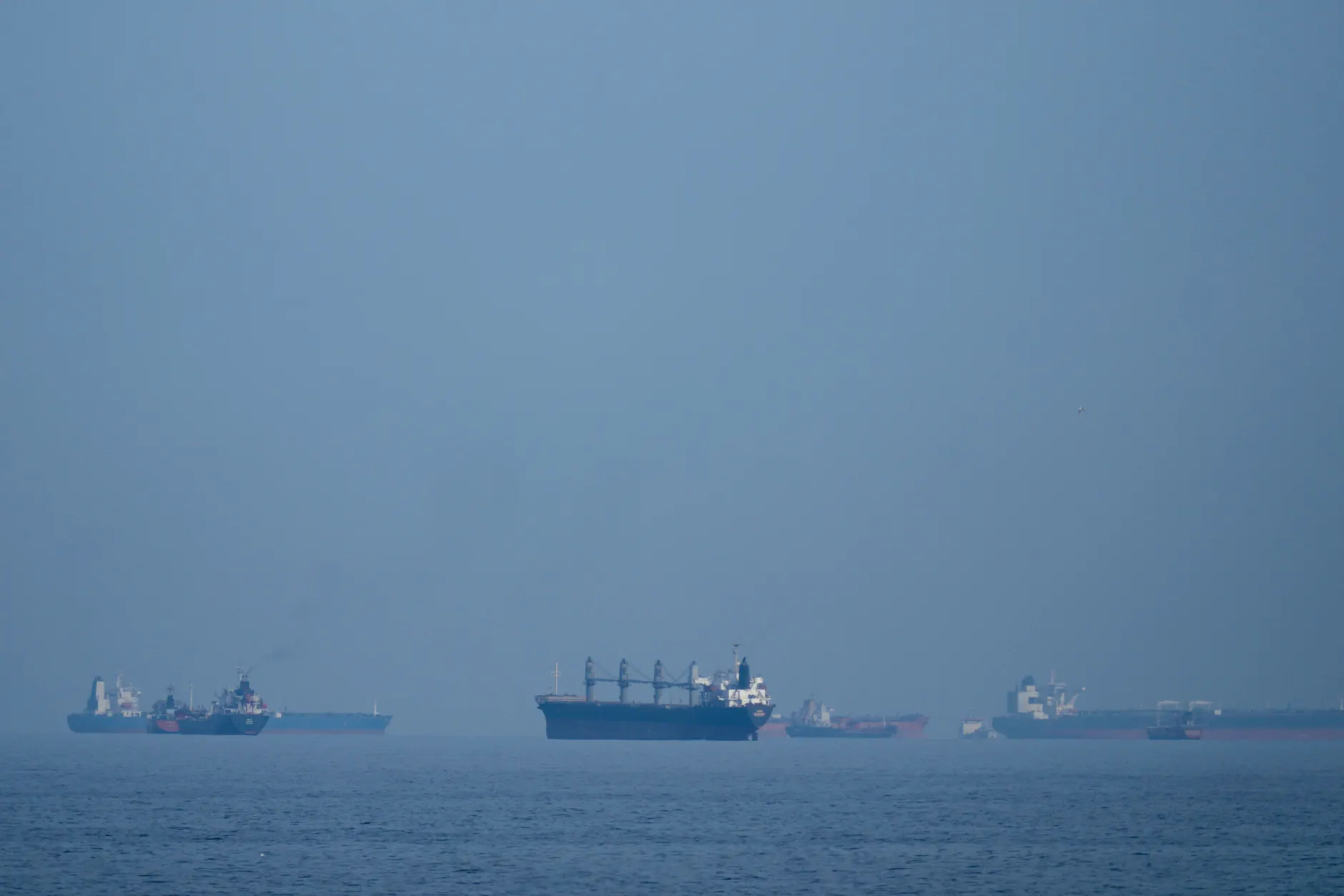 Öltanker und Frachtschiffe reihen sich in der Straße von Hormus auf