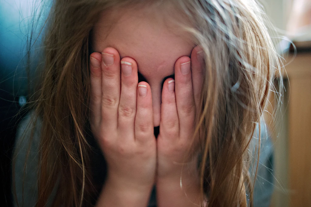 Ein weinendes Mädchen als Sinnbild einer verunsicherten Gesellschaft, in der Angst und Schweigen die offene Debatte verdrängen.