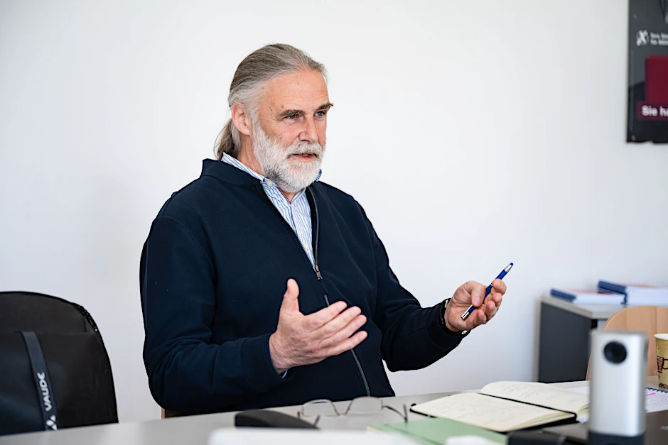 Peter Schabbel im Büro des BSW-Landesverbandes in Parchim