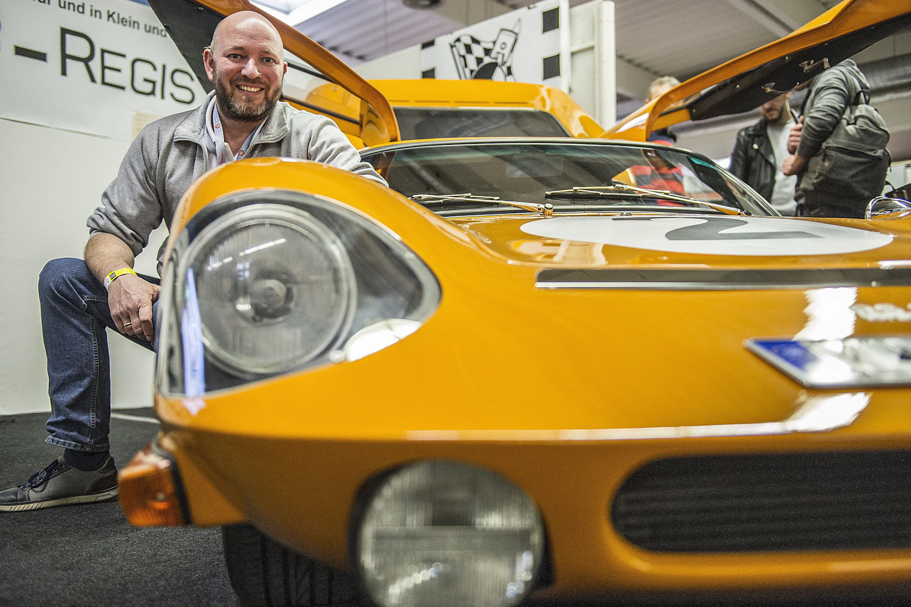 Der Melkus RS 1000 fährt heute auch im Westen: Der Mülheimer Michael Blum steht neben seinem Rennwagen aus der DDR.