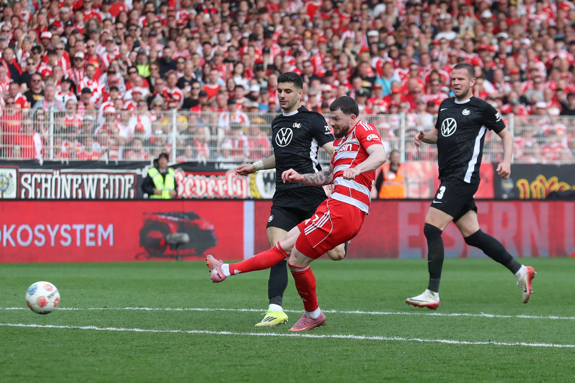 Allen enteilt: Oliver Burke erzielt den 1:2-Anschlusstreffer für den 1. FC Union Berlin im Spiel gegen Wolfsburg.