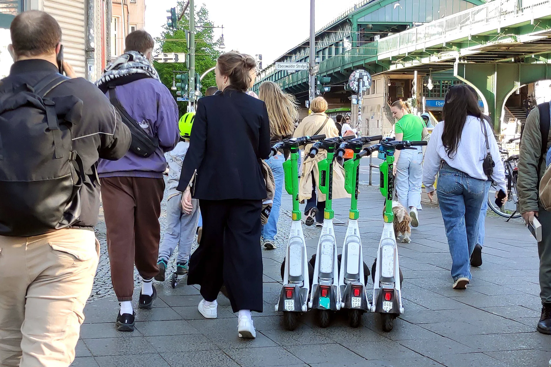 Lime-Roller mitten auf dem Gehweg in Berlin: Gibt es solche Bilder auch bald am Müggelsee?