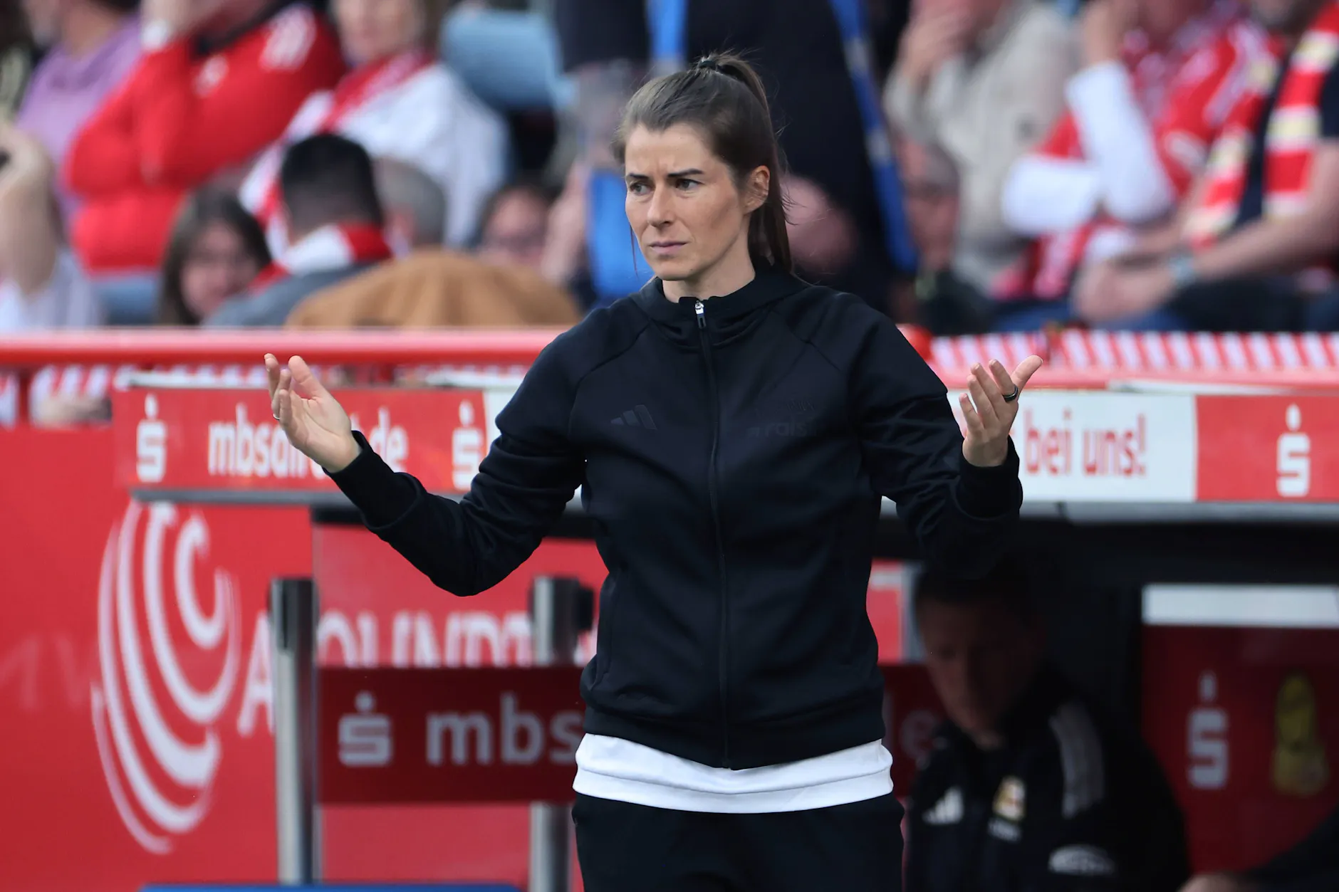 Trainerin Marie-Louise Eta kann es nicht fassen. Ihr Debüt in der Bundesliga ging nach hinten los. Der 1. FC Union verliert 1:2 gegen den VfL Wolfsburg.