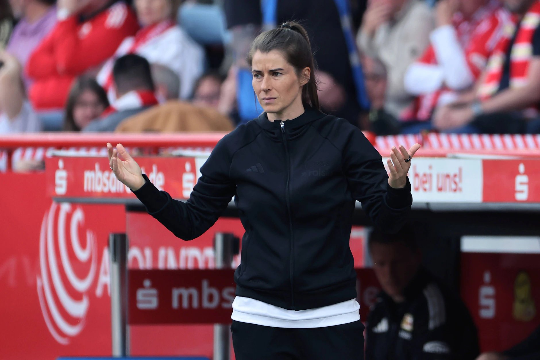 Trainerin Marie-Louise Eta kann es nicht fassen. Ihr Debüt in der Bundesliga ging nach hinten los. Der 1. FC Union verliert 1:2 gegen den VfL Wolfsburg.
