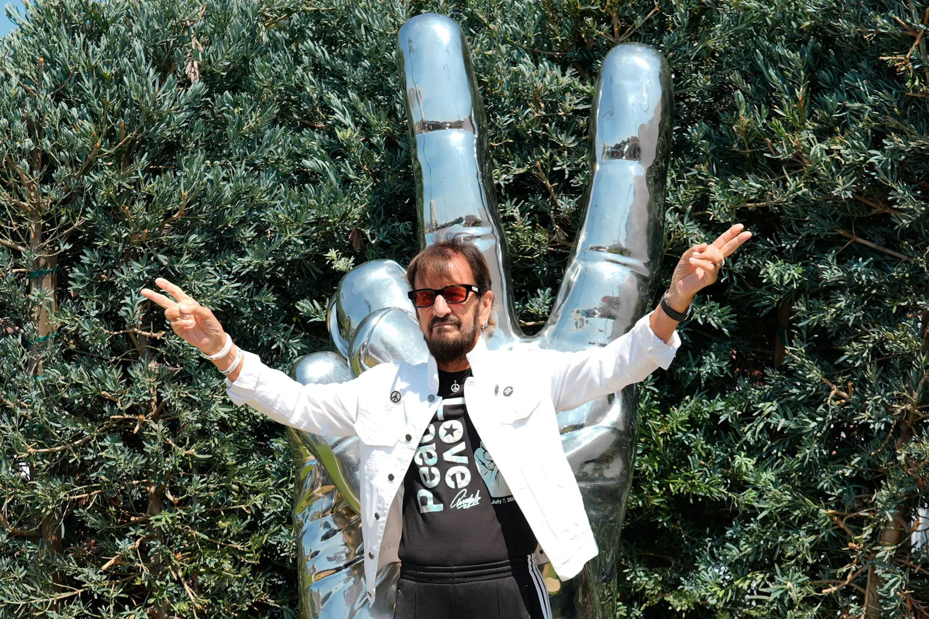 Ringo Starr posiert bei seiner jährlichen Peace and Love Birthday Celebration im Beverly Hills Garden Park.
