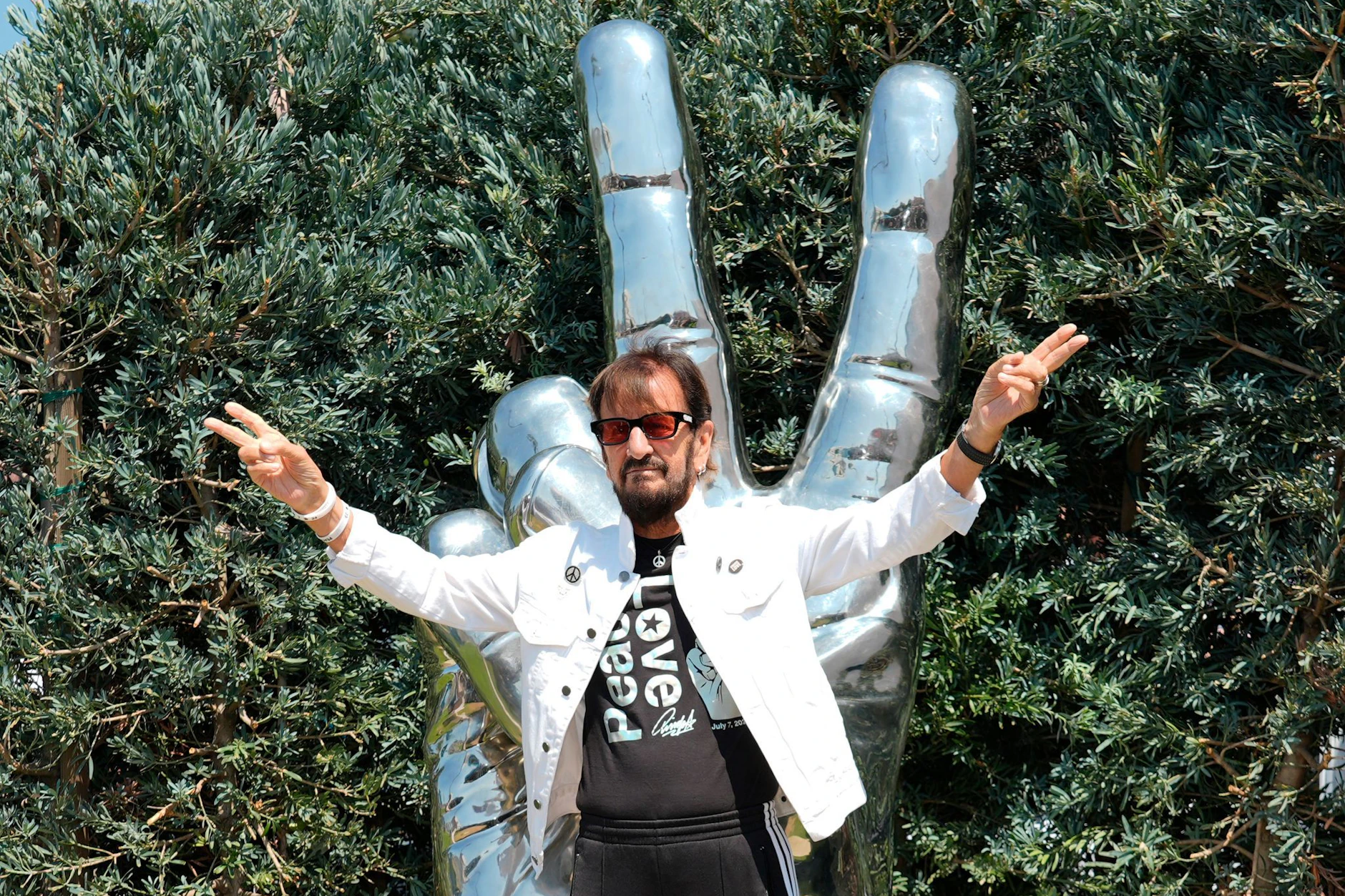 Ringo Starr posiert bei seiner jährlichen Peace and Love Birthday Celebration im Beverly Hills Garden Park.