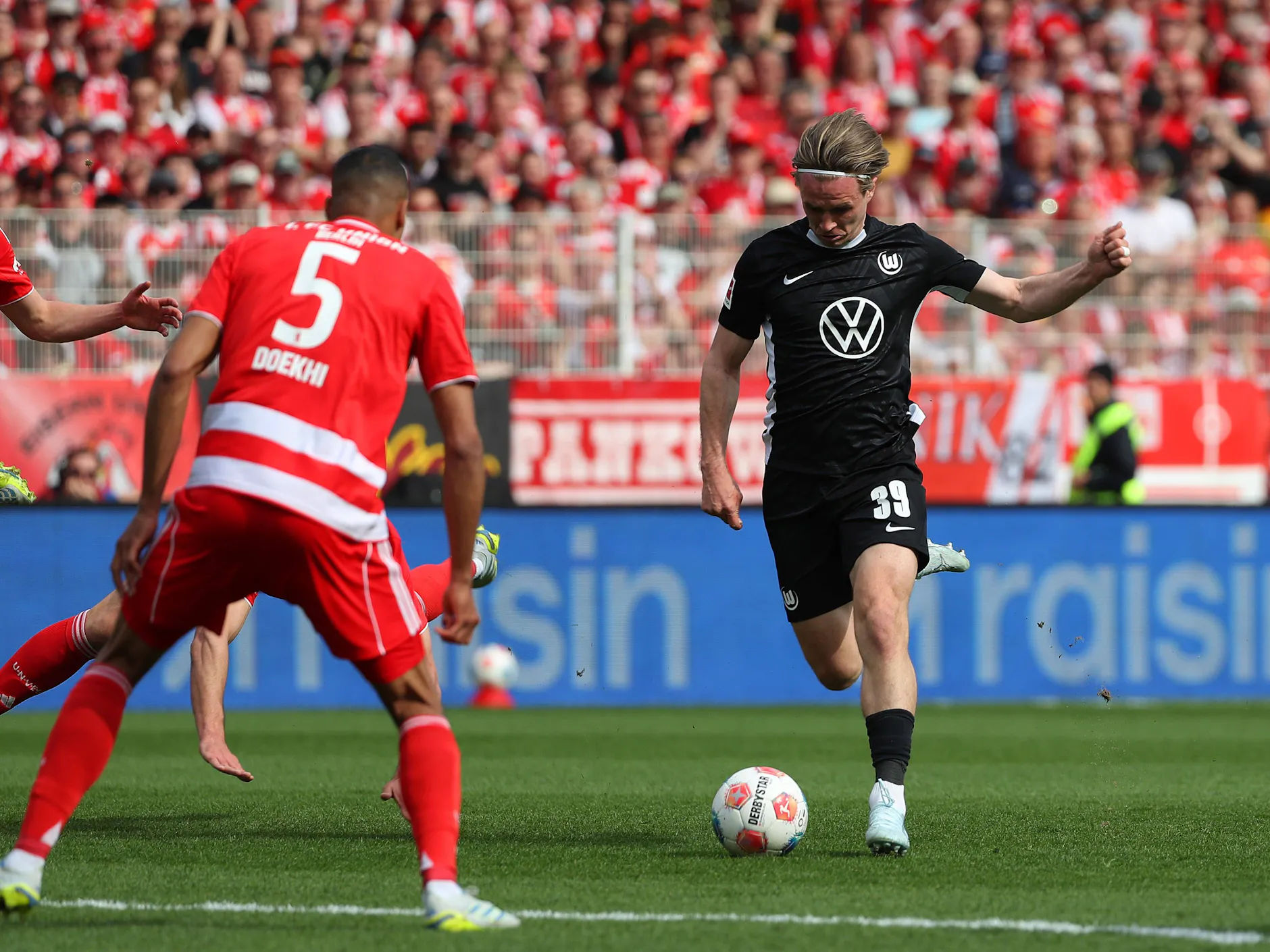 So unbehelligt konnte Wolfsburgs Patrick Wimmer das 1:0 gegen den 1. FC Union schießen.