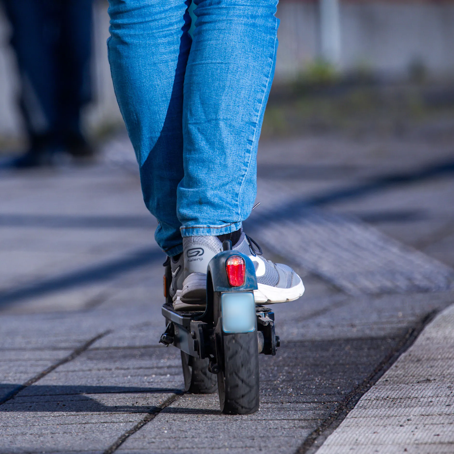E-Roller kracht in Auto: Mädchen (14) stirbt