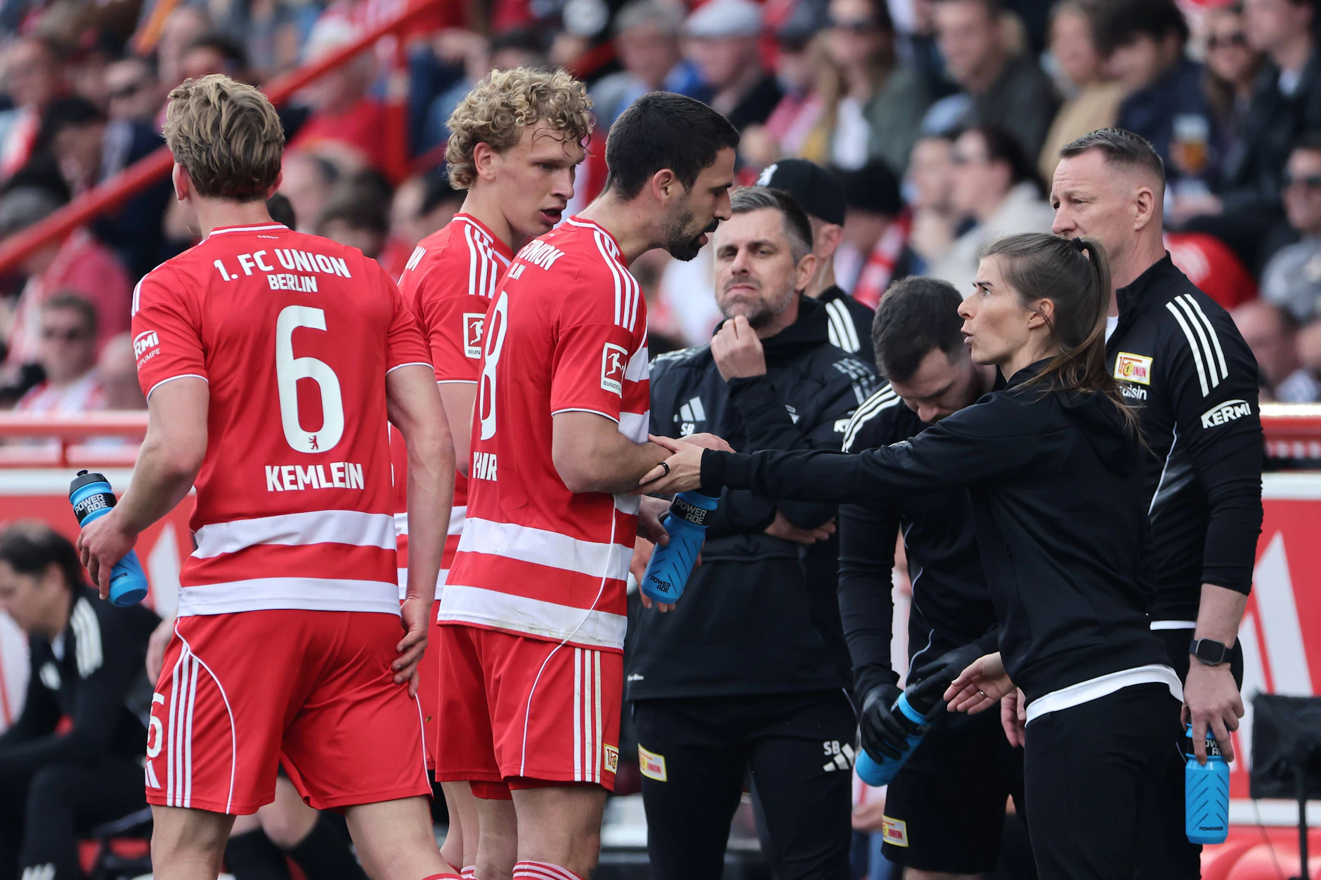 Engagiert an der Linie: Marie-Louise Eta gibt ihren Spielern während einer kurzen Unterbrechung Anweisungen.