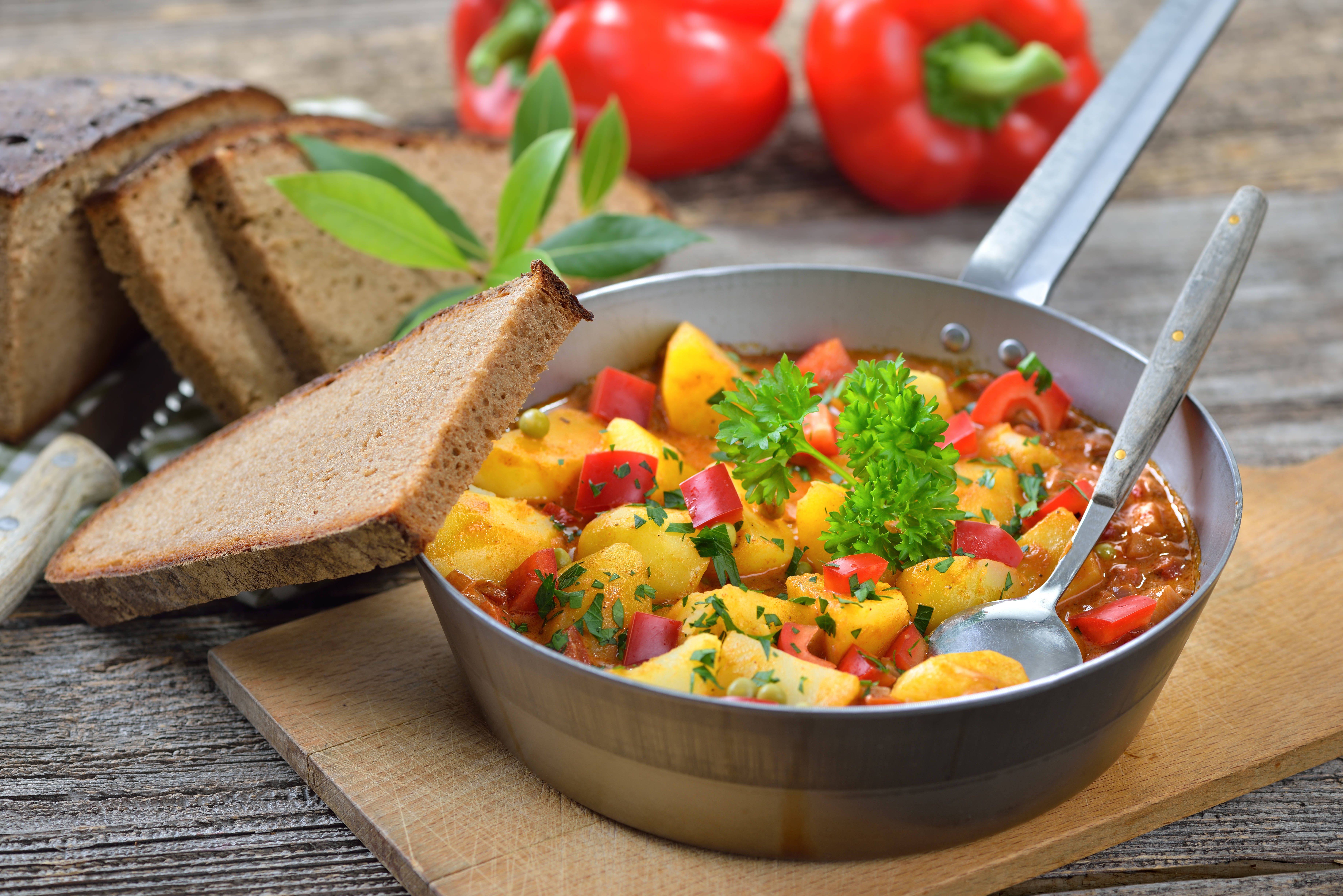 Omas Kartoffelgulasch: Dieses deftige Rezept steckt voller Liebe