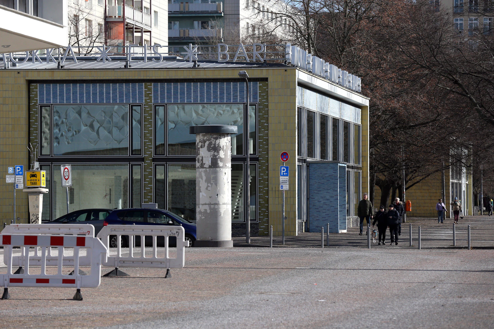 Das Gebäude der Mokka-Milch-Eisbar in der Karl-Marx-Allee in Berlin stand lange leer. Noch in diesem Jahr soll hier ein neues Café eröffnen.