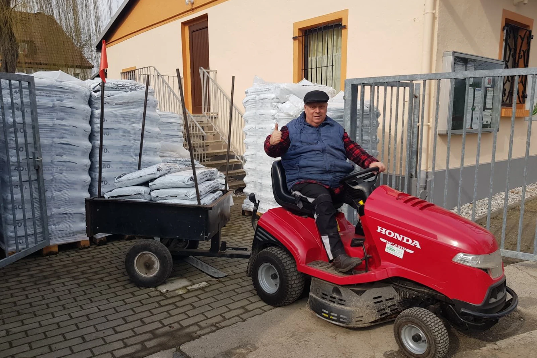 Kleingartensheriff Michael Baumann in seinem Element: Er ist schon seit 1989 selbst Kleingärtner, seit einiger Zeit außerdem noch Internet-Star.