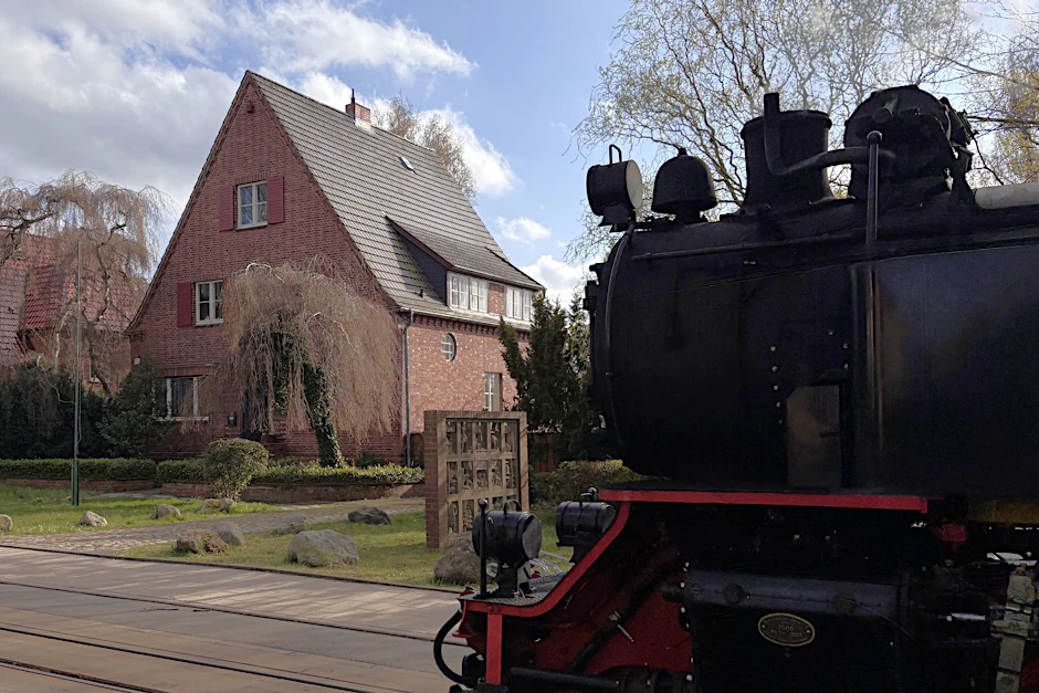 Die Mecklenburger Bäderbahn „Molli“ fährt täglich zwischen Kühlungsborn und Bad Doberan. Dabei kommt er stets vorm Ehm Welk-Haus und dem „Heiden-von Kummerow“-Relief vorbei.