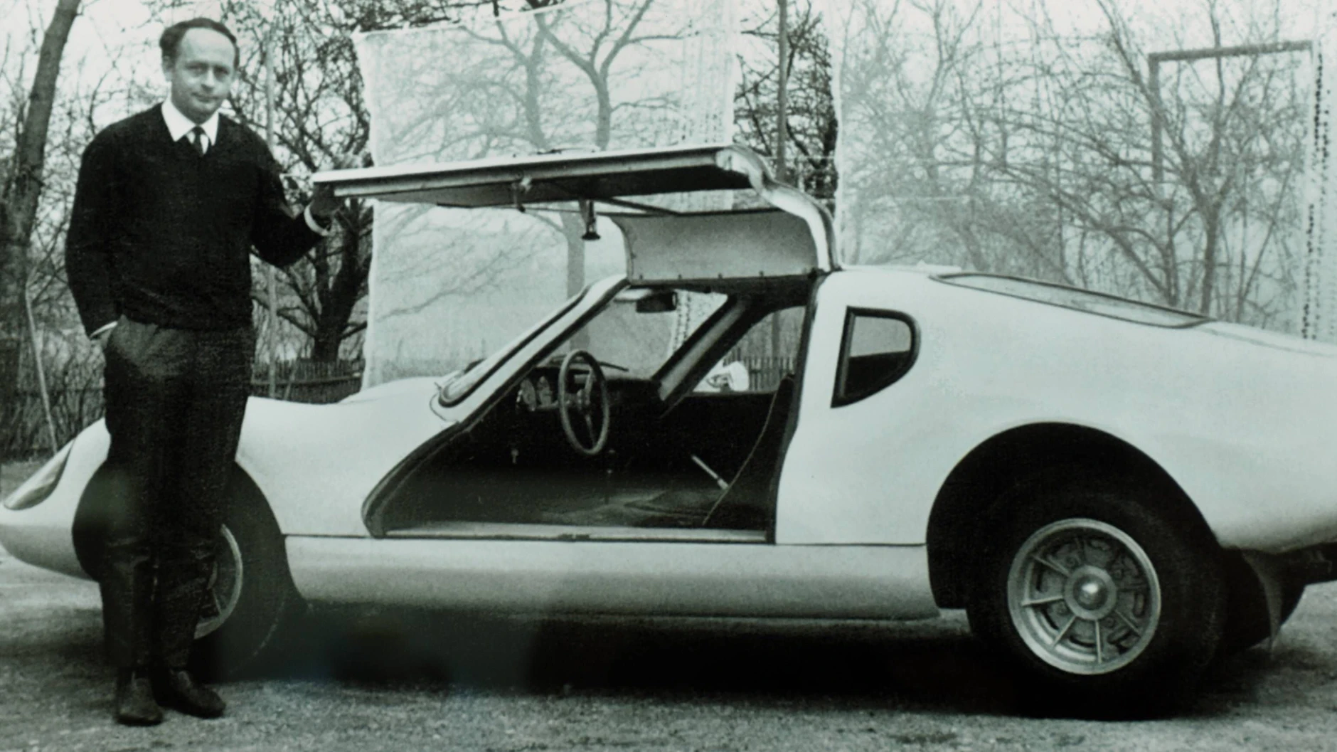 Heinz Melkus neben seinem Melkus RS 1000. Der einzige Rennwagen der DDR wurde als Sportwagen Ende der 1960er-Jahre konzipiert.