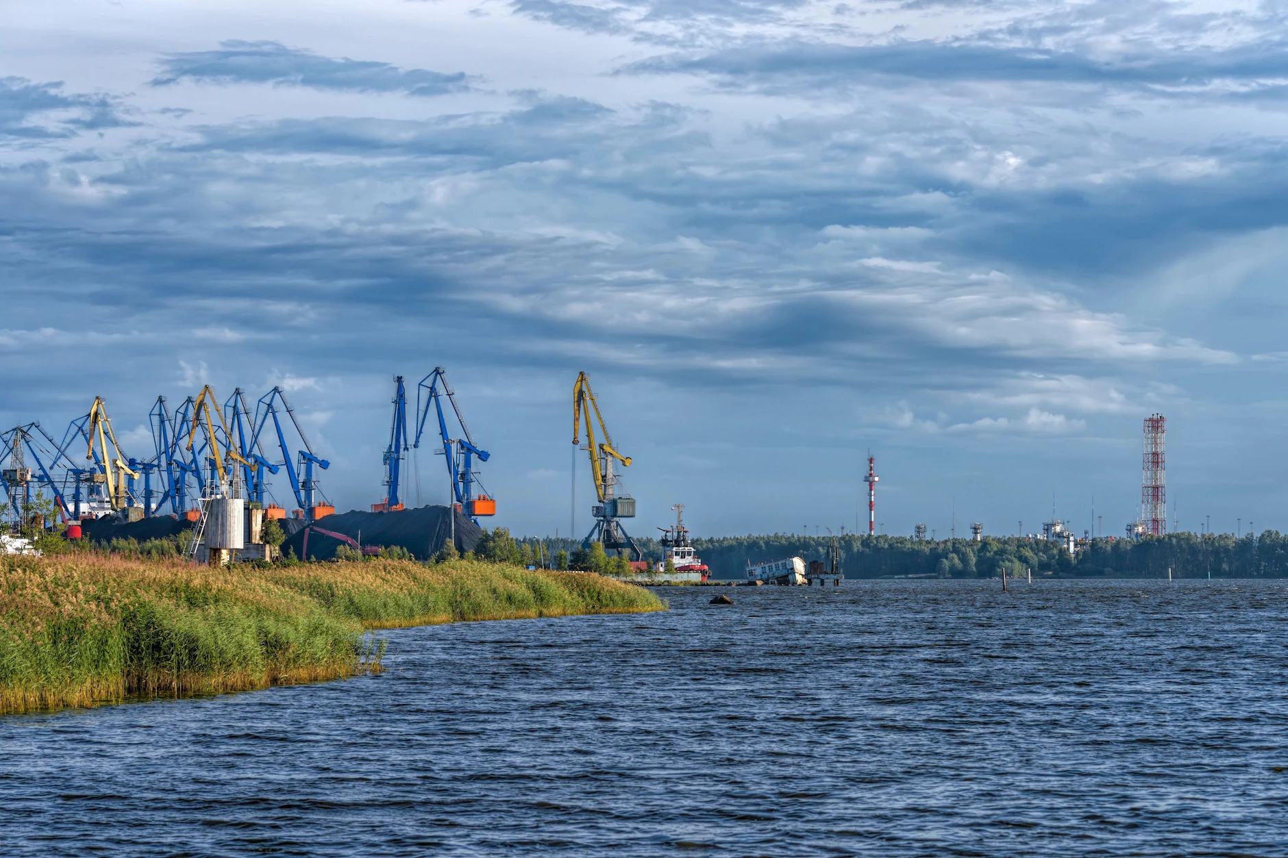 Ein Blick auf ein Kohleverladeterminal mit Portalkränen im Frachthafen von Vysotsk.
