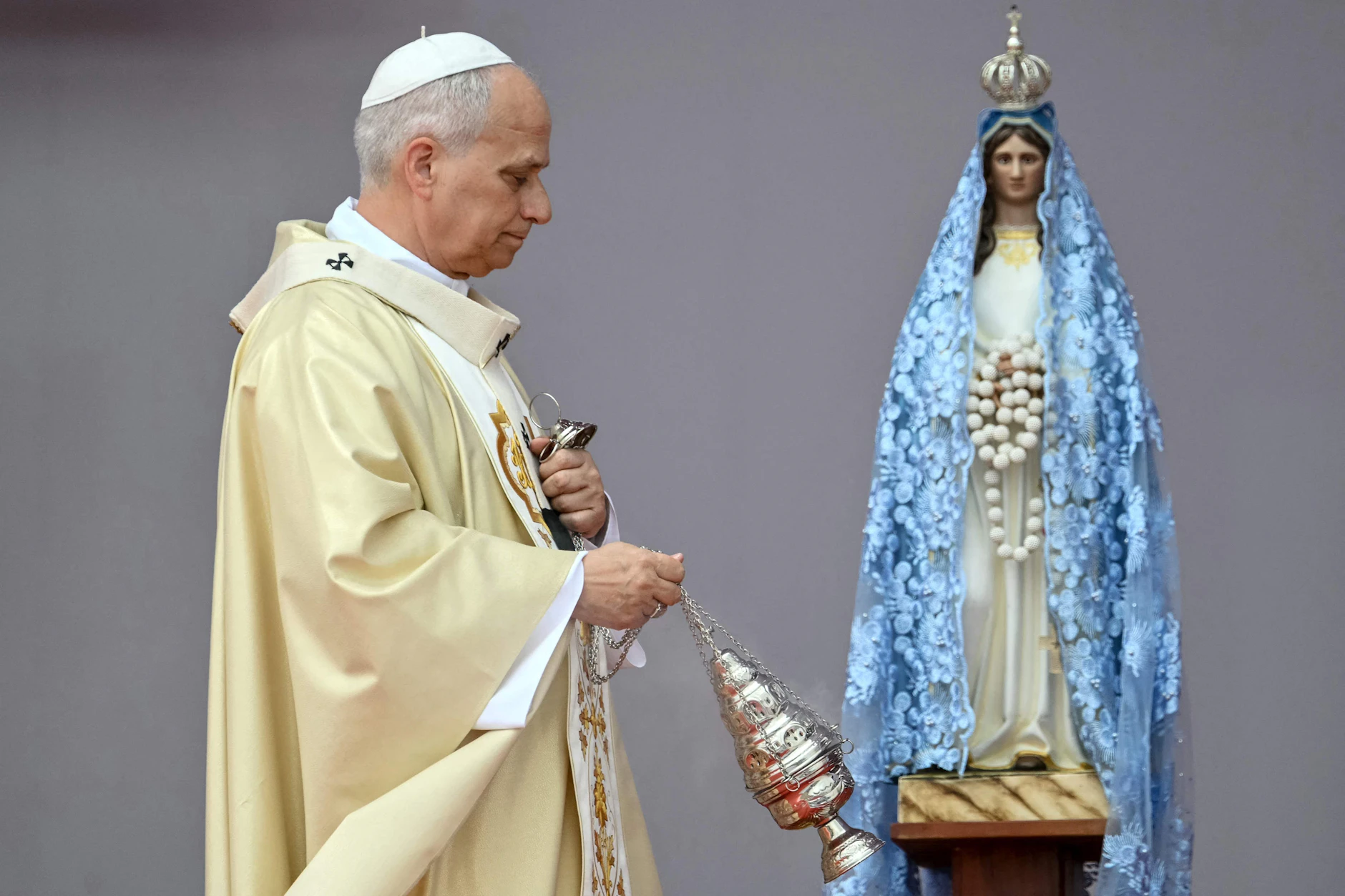 Papst Leo XIV. während der Messe in Kilamba, einem Stadtteil der angolanischen Hauptstadt Luanda. Neben ihm die Marienfigur der „Mama Muxima“ (Mutter des Herzens), der angolanischen Nationalheiligen.