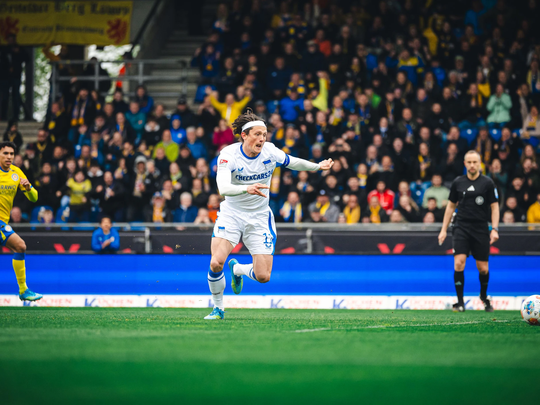 Fabian Reese von Hertha BSC trifft nach seinem Elfmeter erst im Nachschuss zum 1:0 bei Eintracht Braunschweig.
